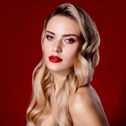 Blondynka w mocnym makijażu wieczorowym