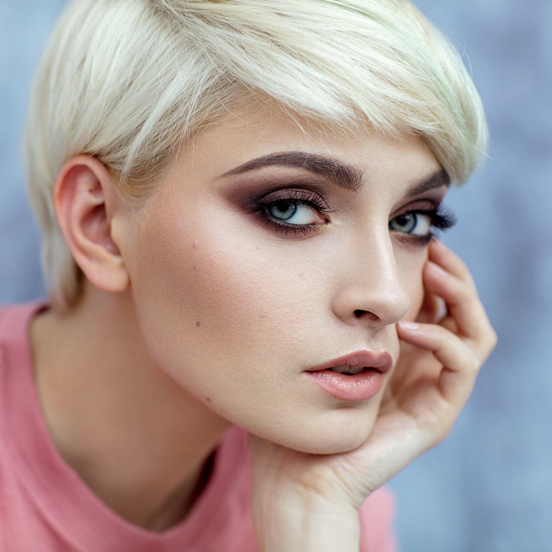 Blondynka w mocnym makijażu do niebieskich oczu