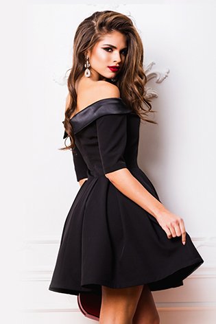 Młoda kobieta w eleganckiej czarnej sukience i wyjściowym make-upie