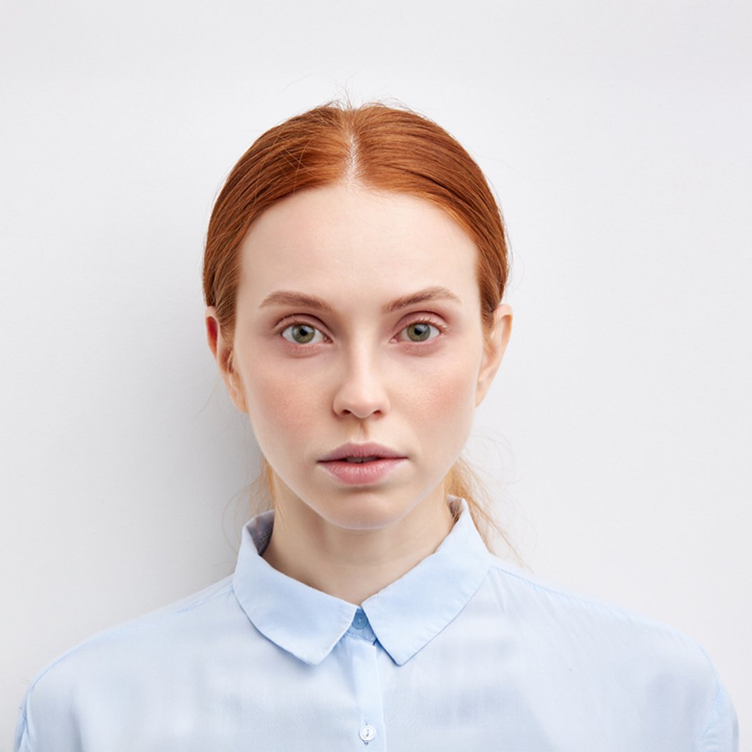 Portret rudej kobiety w błękitnej koszuli i delikatnym makeupie