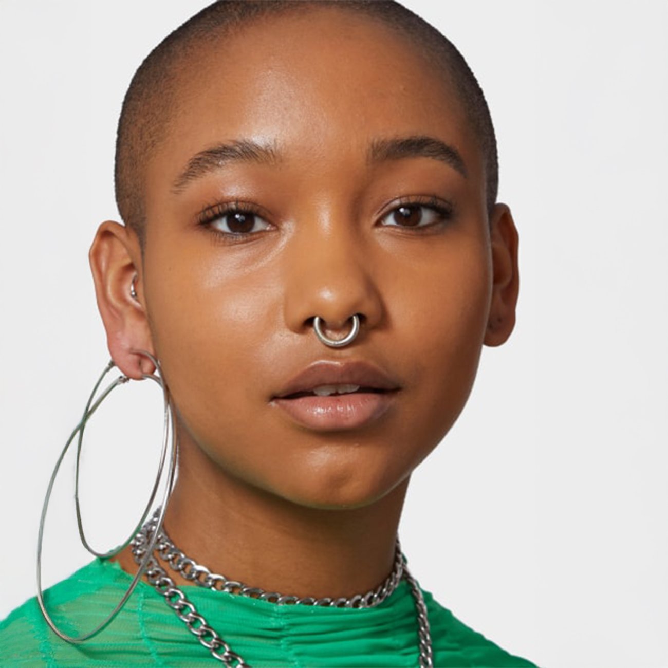 Portret młodej dziewczyny w zielonej sukience i makijażu do zielonej sukienki