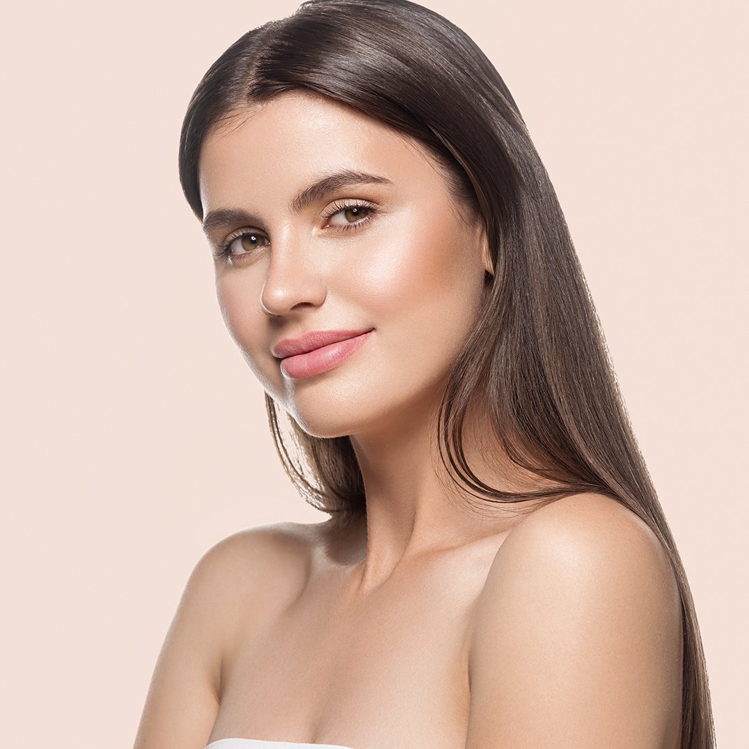 Ładna brunetka w subtelnym makijażu dziennym