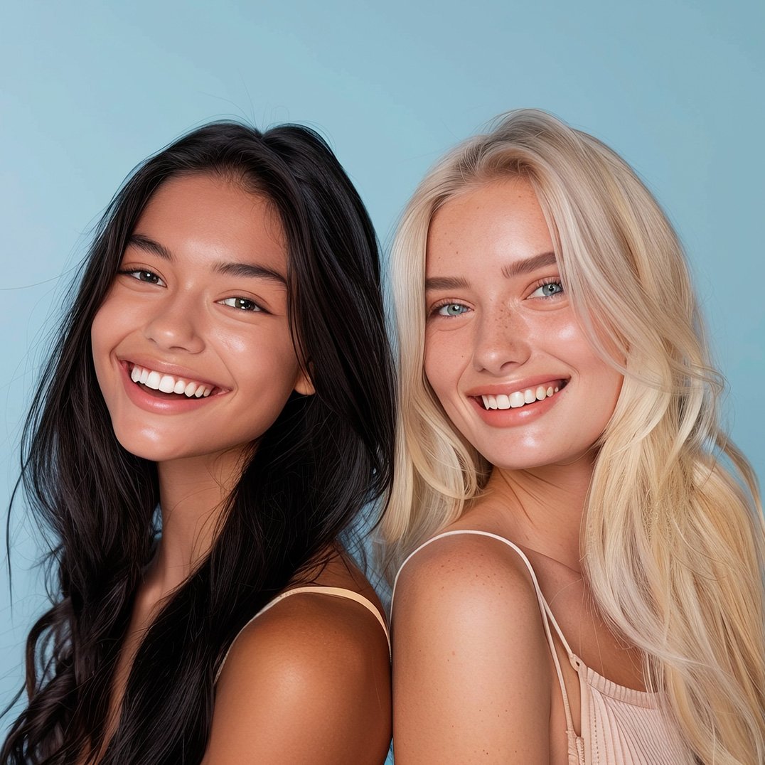 Dwie kobiety: blondynka i brunetka w codziennym makijażu 