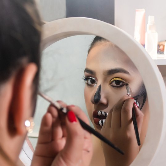 Kobieta używająca akcesoriów do makijażu w stylu Halloween