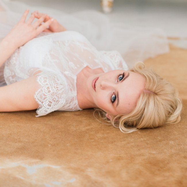 Blondynka w makijażu ślubnym