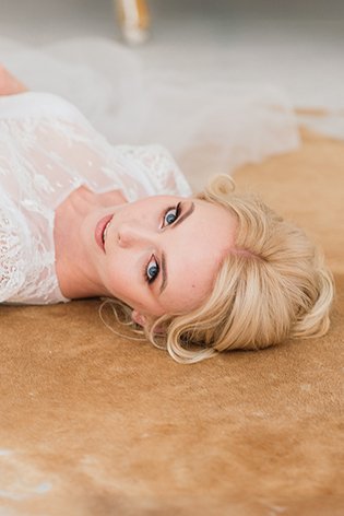 Blondynka w makijażu ślubnym