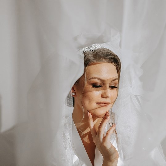 Panna młoda w makijażu ślubnym glamour