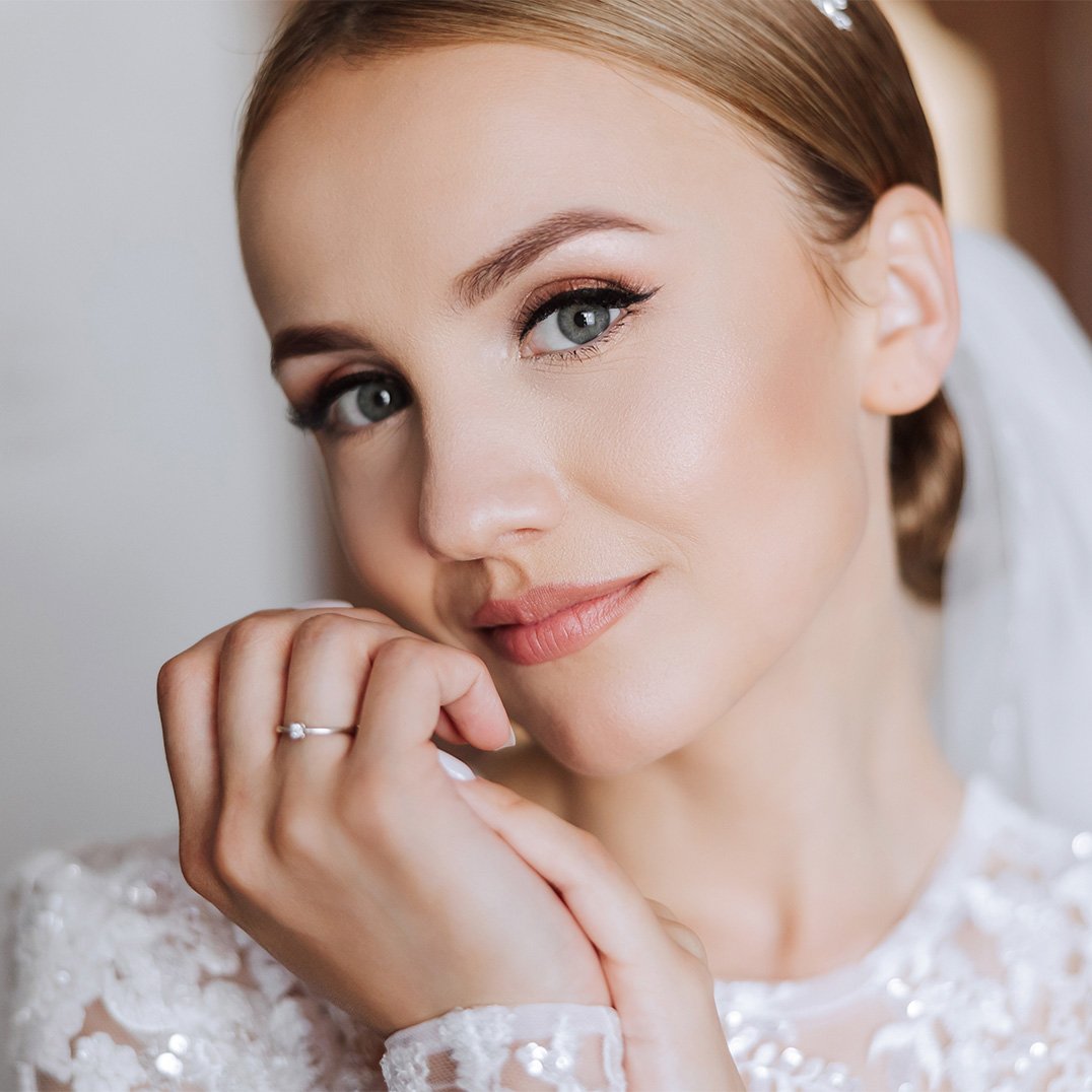 Kobieta w delikatnym makijażu ślubnym
