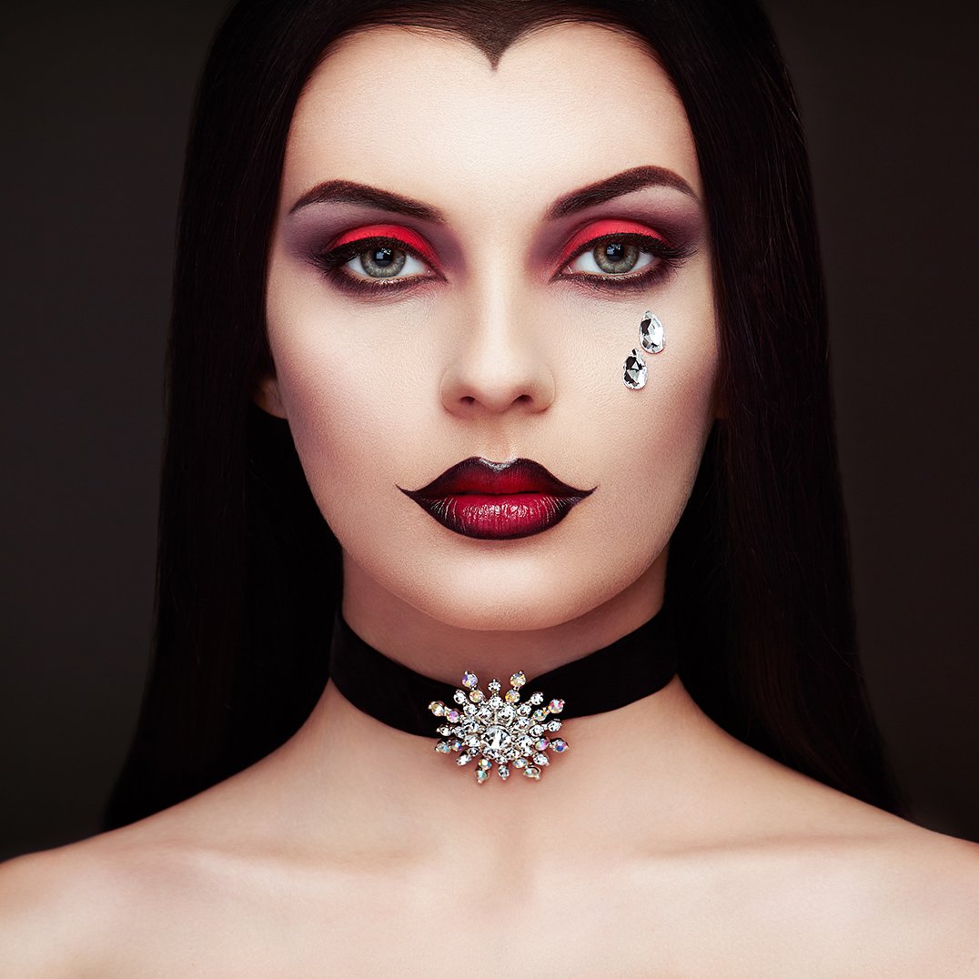 Zbliżenie na twarz młodej kobiety w makijażu na Halloween  