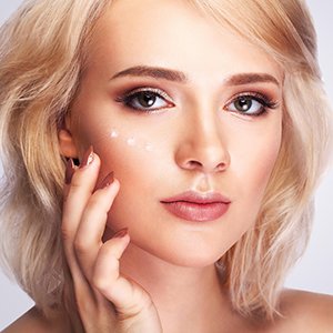 Podkrelajcy urod makija na wesele dla blondynekdel