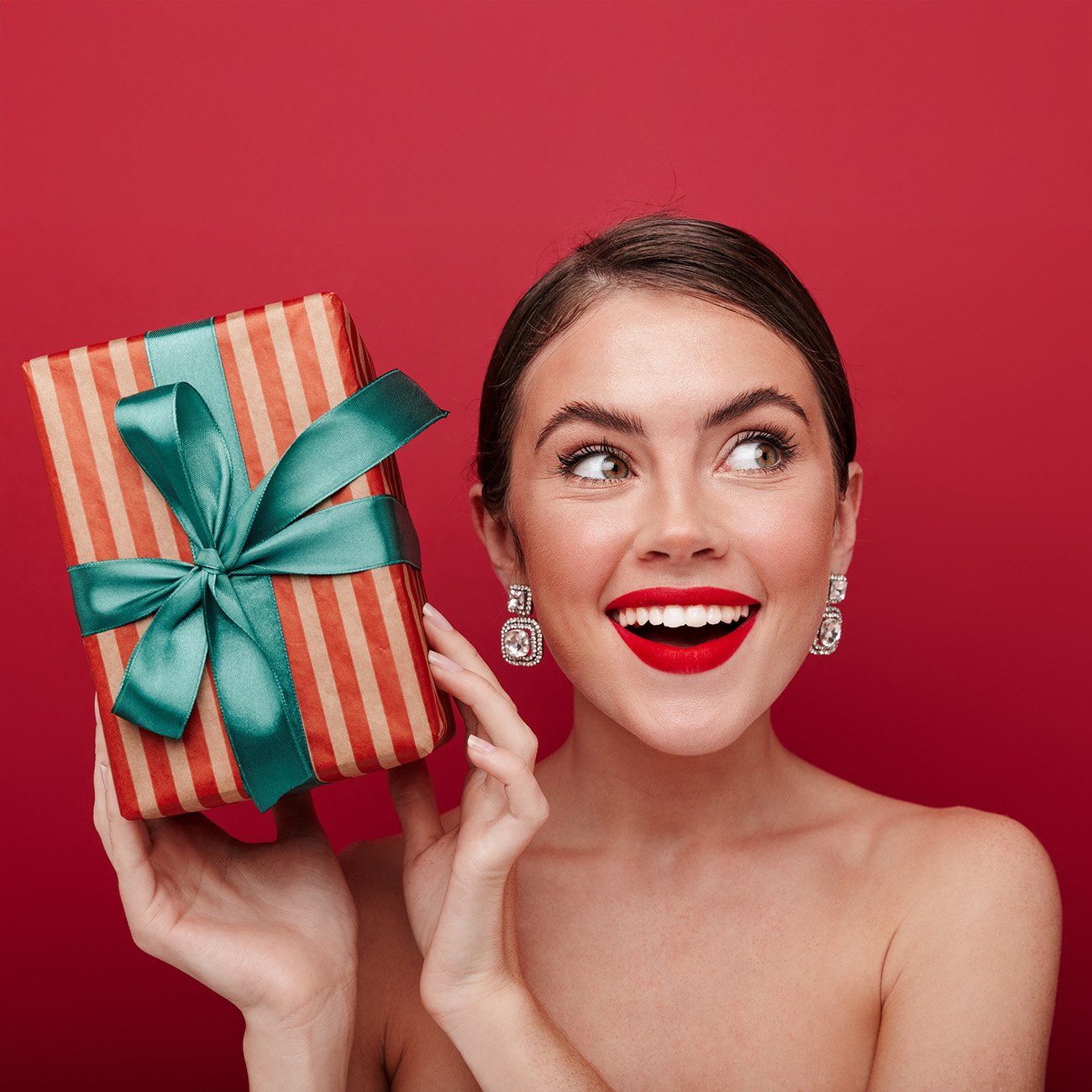 Kobieta trzymająca świąteczny prezent