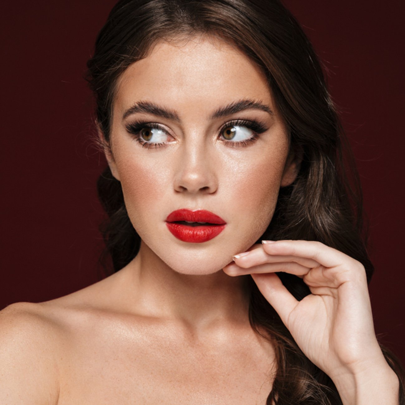 Młoda kobieta w uwodzicielskim makijażu