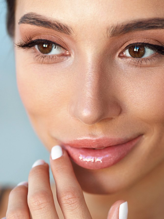 Młoda uśmiechnięta kobieta w naturalnym makijażu