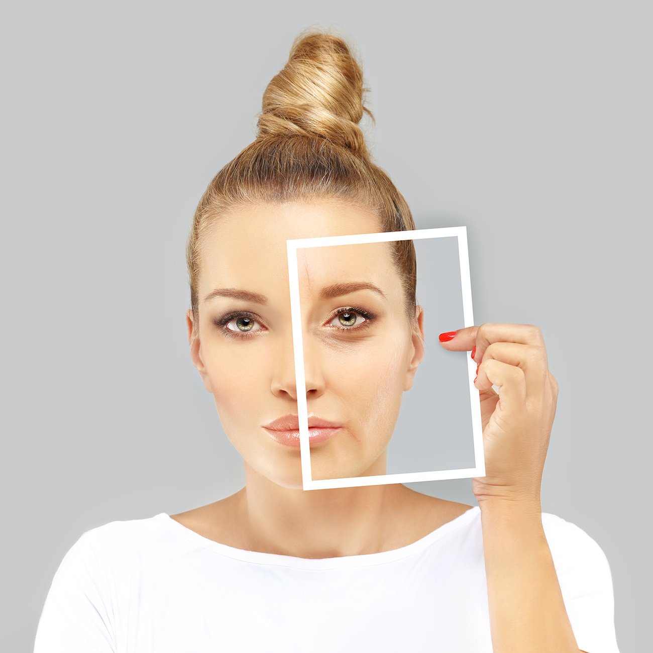 Kobieta z ramką w dłoni uniesioną na wysokości cieni pod okiem