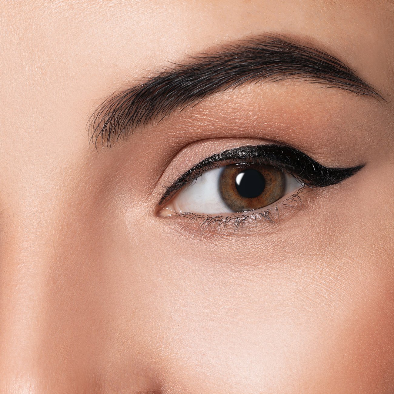 Przybliżenie na kobiecą twarz z makijażem kociego oka 