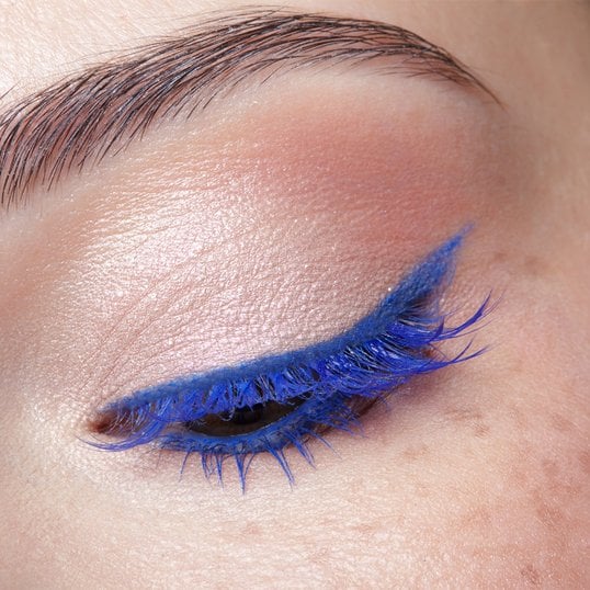 Niebieskie rzęsy w stylu Electric Blue.