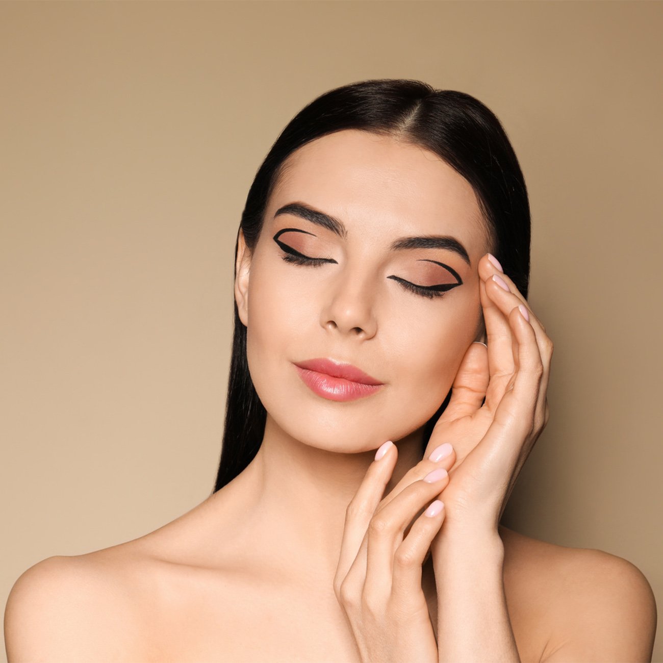 Ciemnowłosa kobieta z podwójną linią na powiekach.