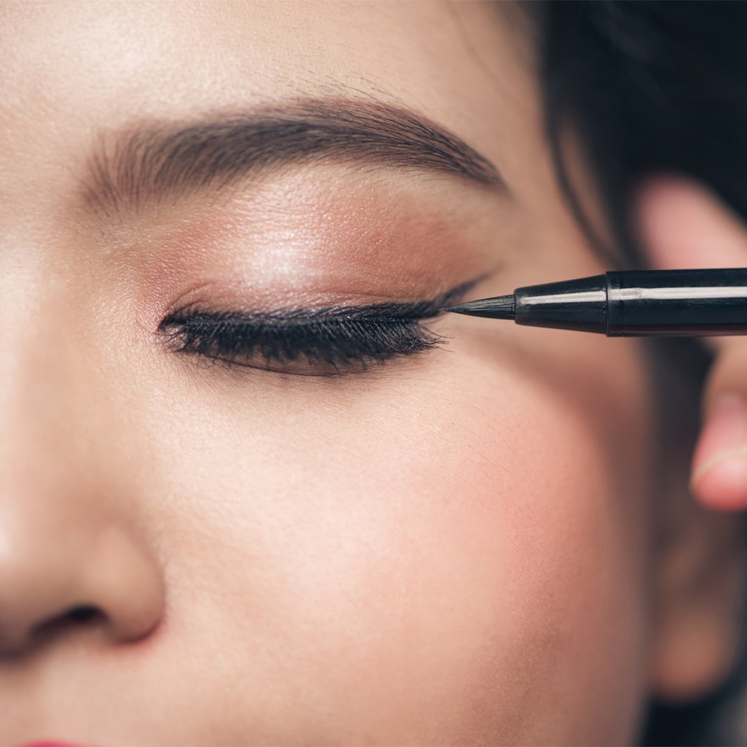 Malowanie kreski w stylu Cat eye za pomocą eyelinera w pisaku.