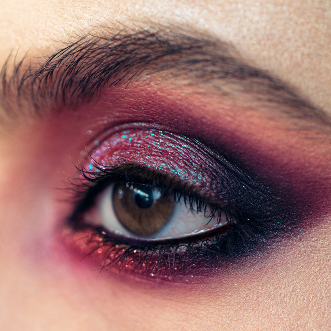 Portret kobiety w kolorowym makijażu oka