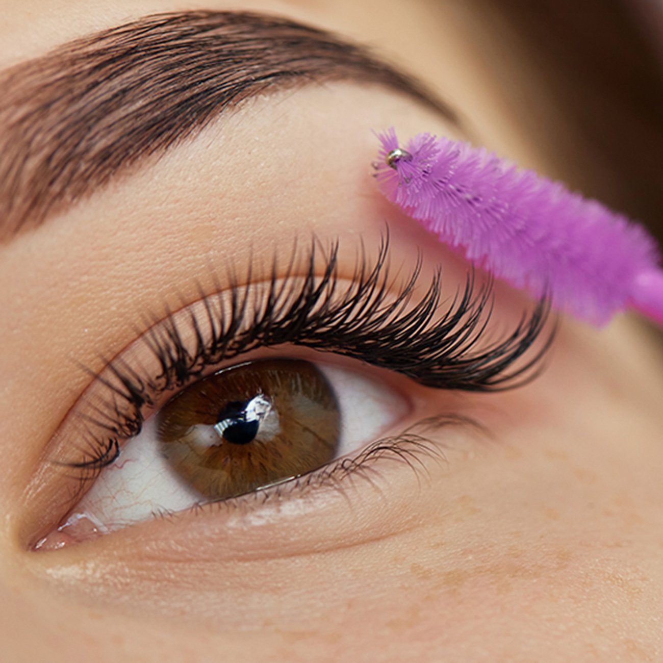 Kobieta aplikuje tusz do rzęs