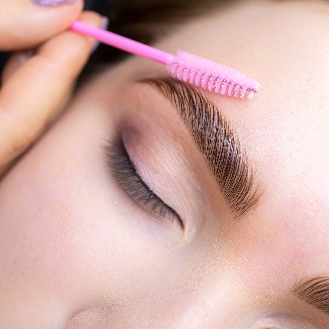 Makijaz feathered brows