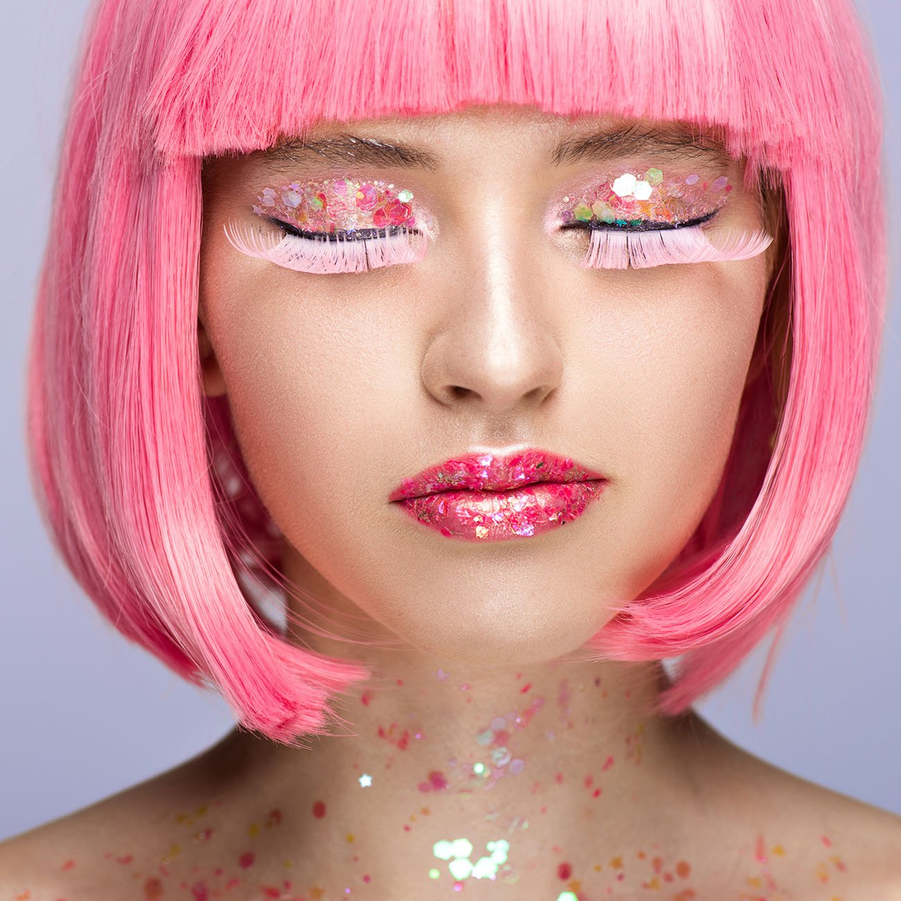 Kobieta w krótkiej różowej peruce, o różowych rzęsach i różowych ustach