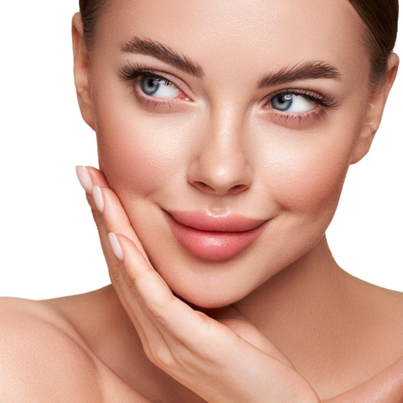 Portret ładnej kobiety o wygładzonej podkładem cerze