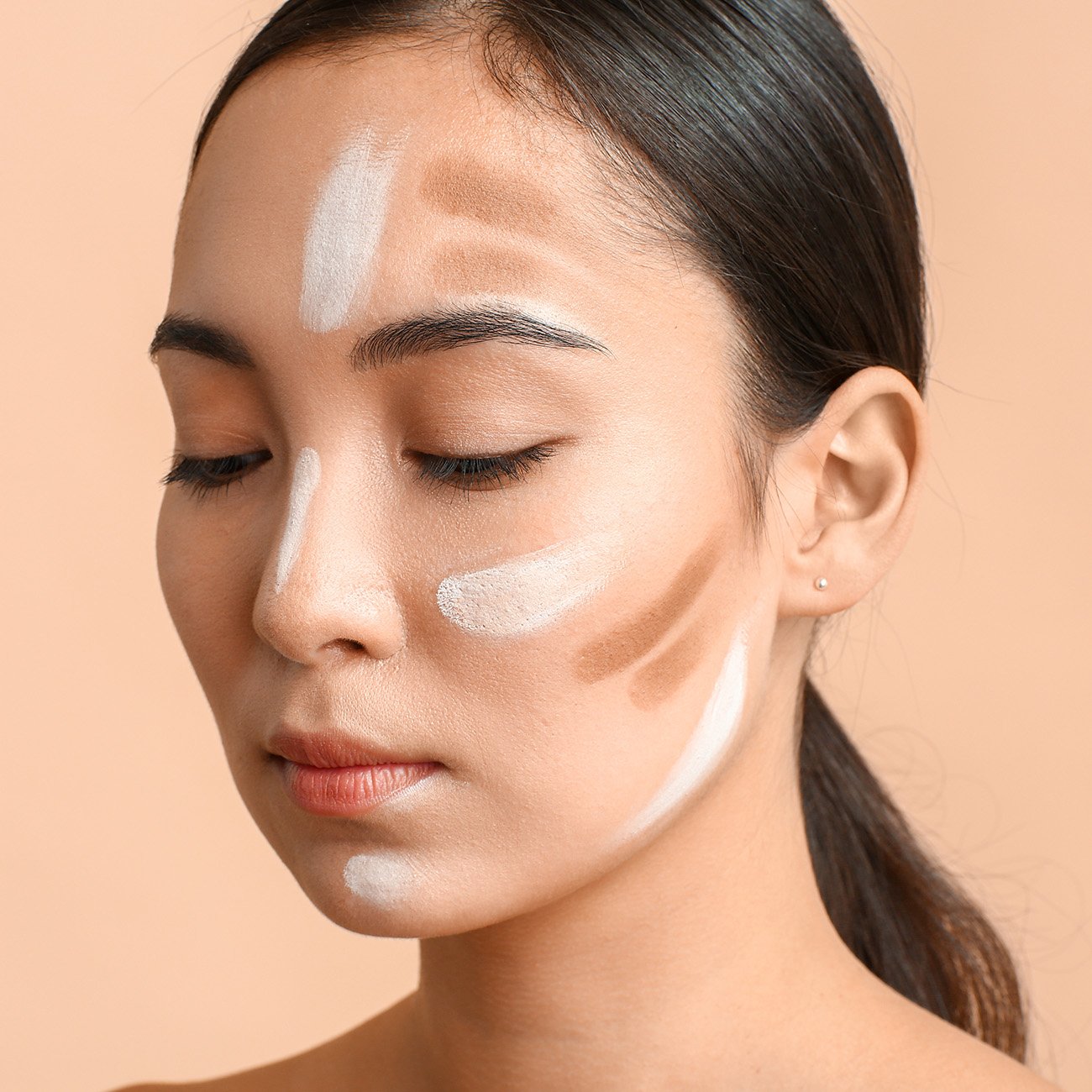 Młoda kobieta z wyznaczonymi liniami, pokazującymi, jak konturować twarz