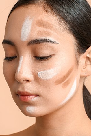 Młoda kobieta z wyznaczonymi liniami, pokazującymi, jak konturować twarz