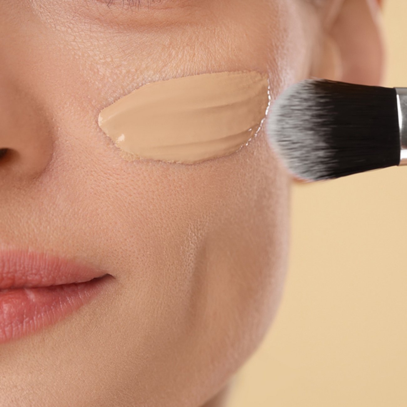 Nakładanie na skórę podkładu do cery mieszanej