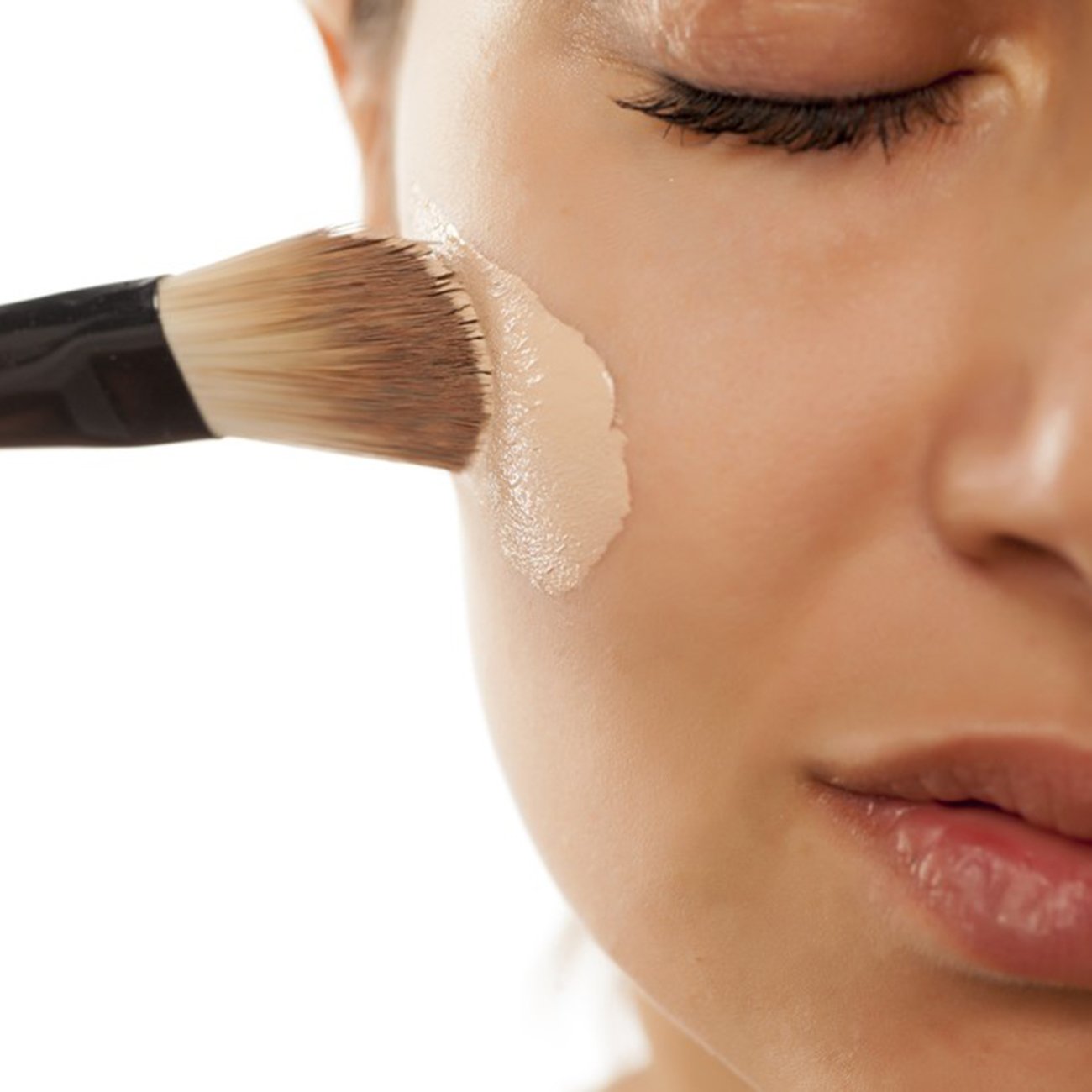 Nakładanie podkładu na policzek przy użyciu pędzla