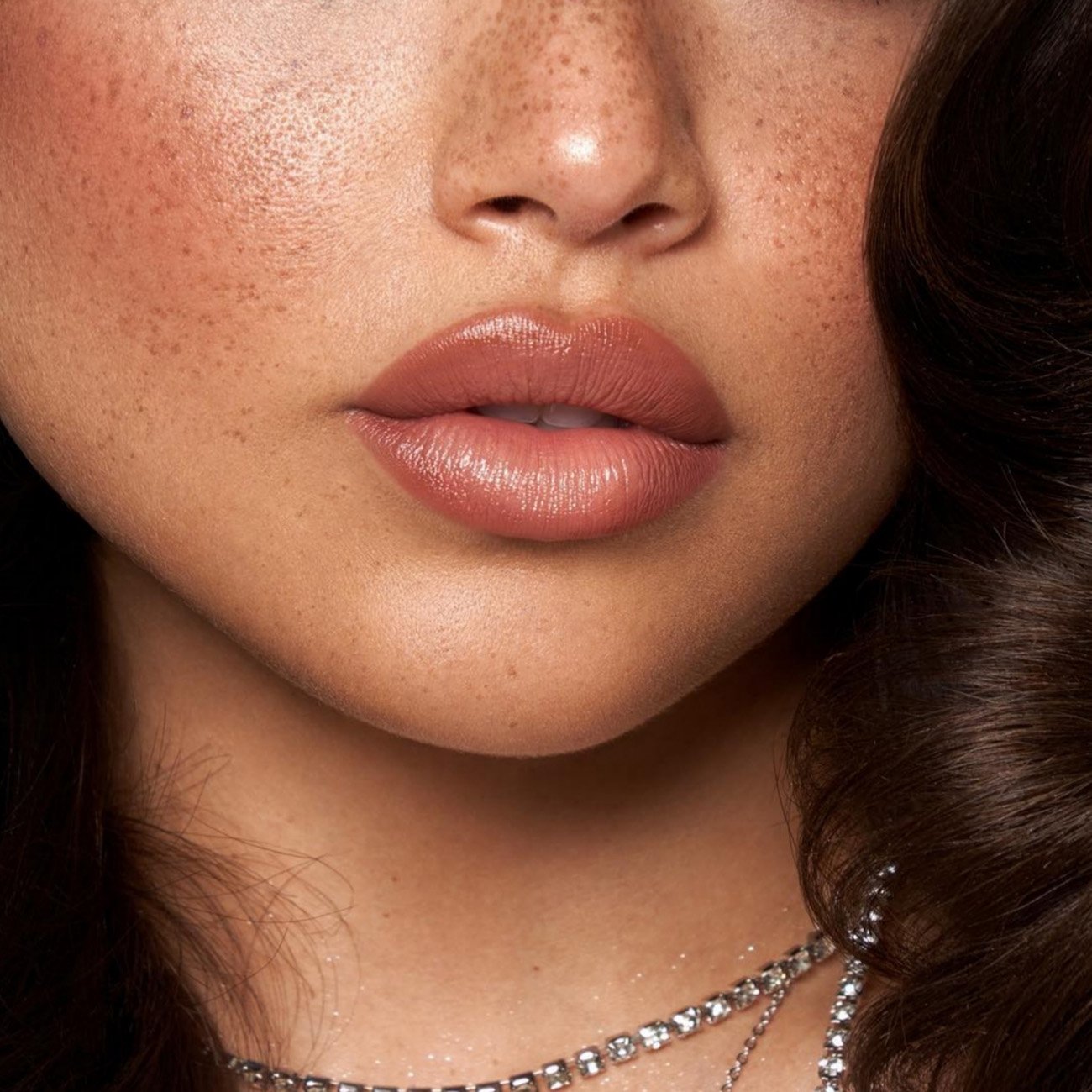 Portret kobiety o pełnych pomalowanych ustach 