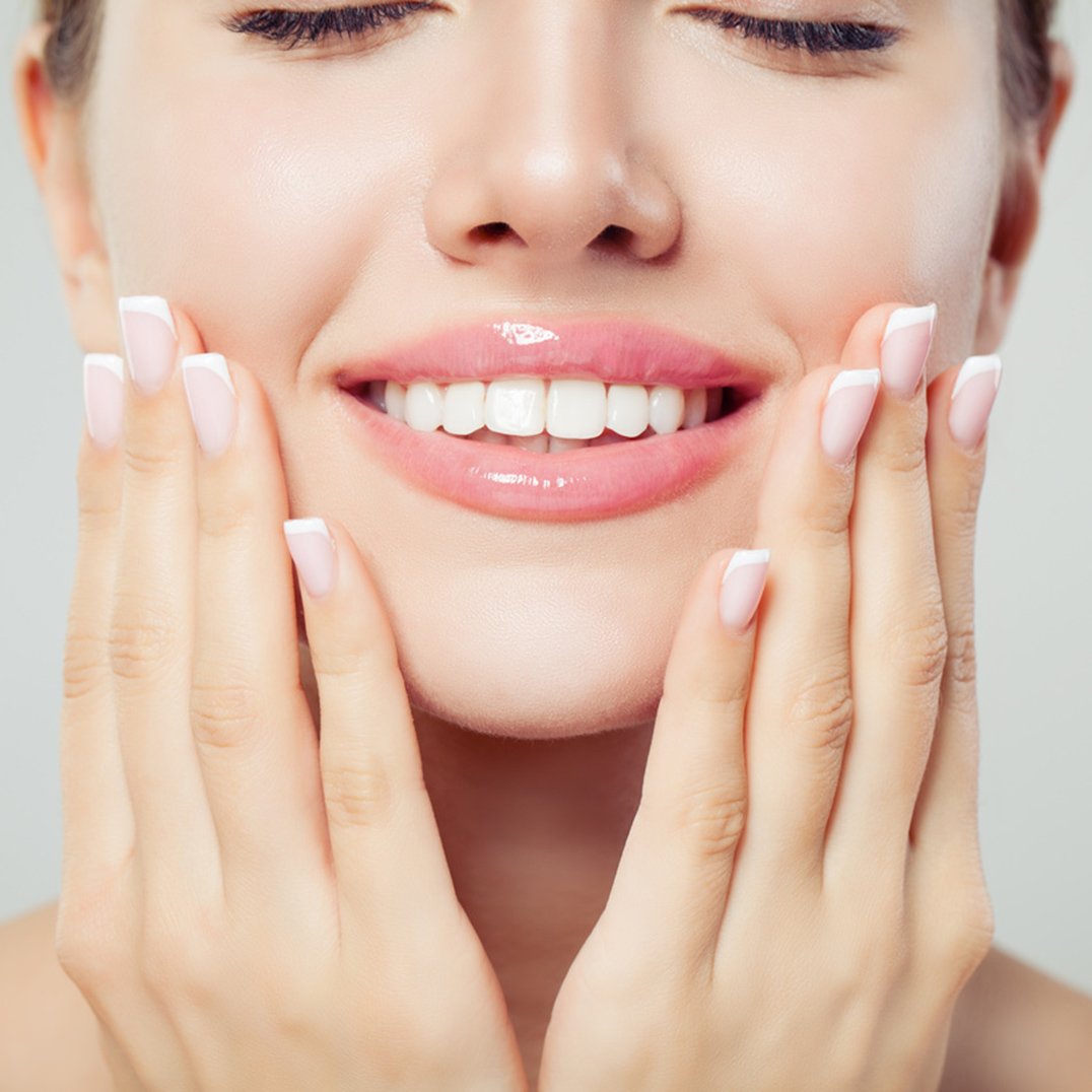 Efekt naturalnie powiększonych, błyszczących glossy lips.