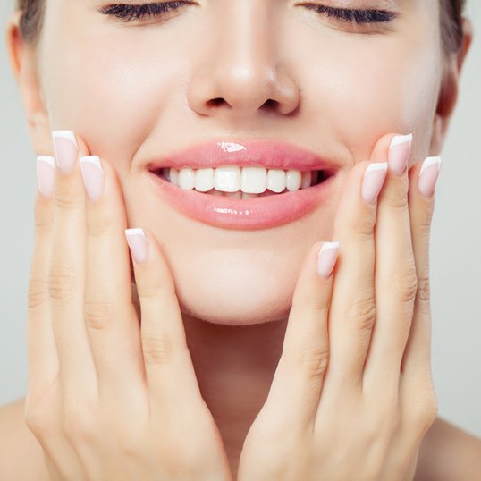 Efekt naturalnie powiększonych, błyszczących glossy lips.