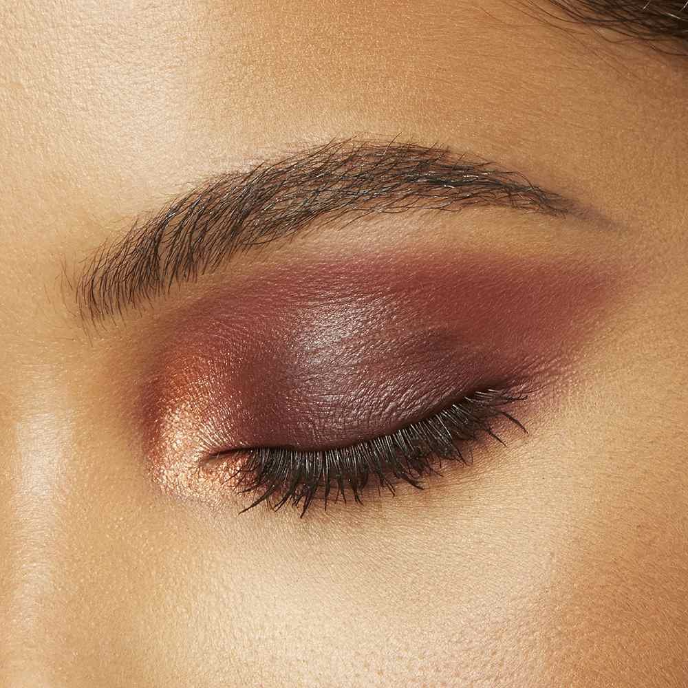 Próbka odcienia produktu The Nudes of New York na modelce