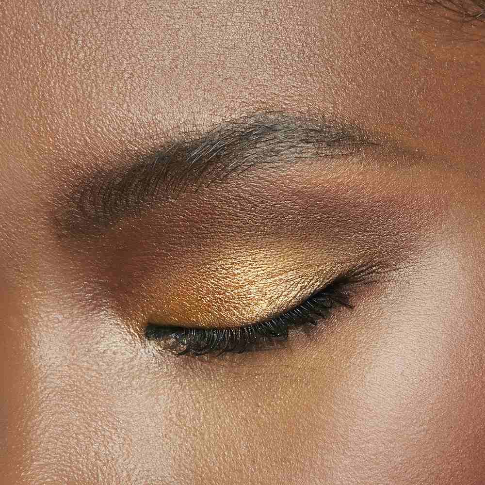 Próbka odcienia produktu The Nudes of New York na modelce
