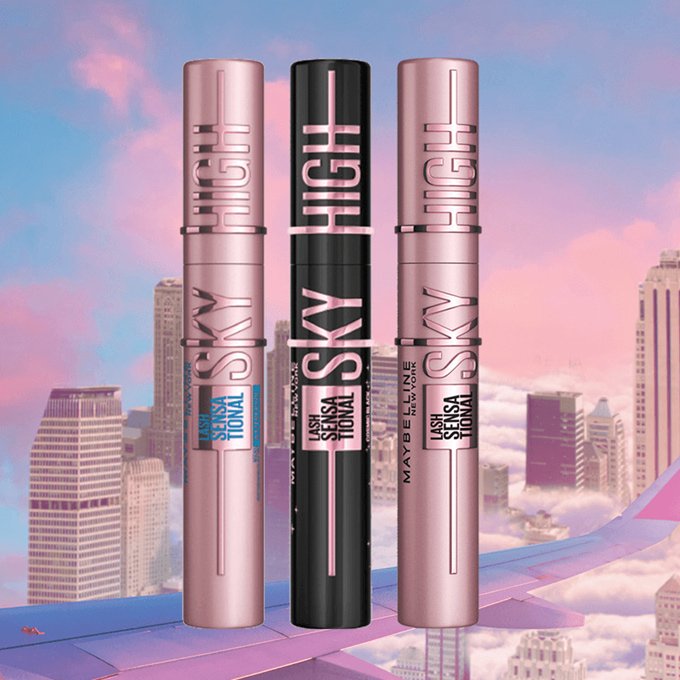 Trzy zamknięte buteleczki tuszu do rzęs Maybelline New York Lash Sensational Sky High w kolorach czarnym i różowym na tle dużego miasta i skrzydła samolotu.