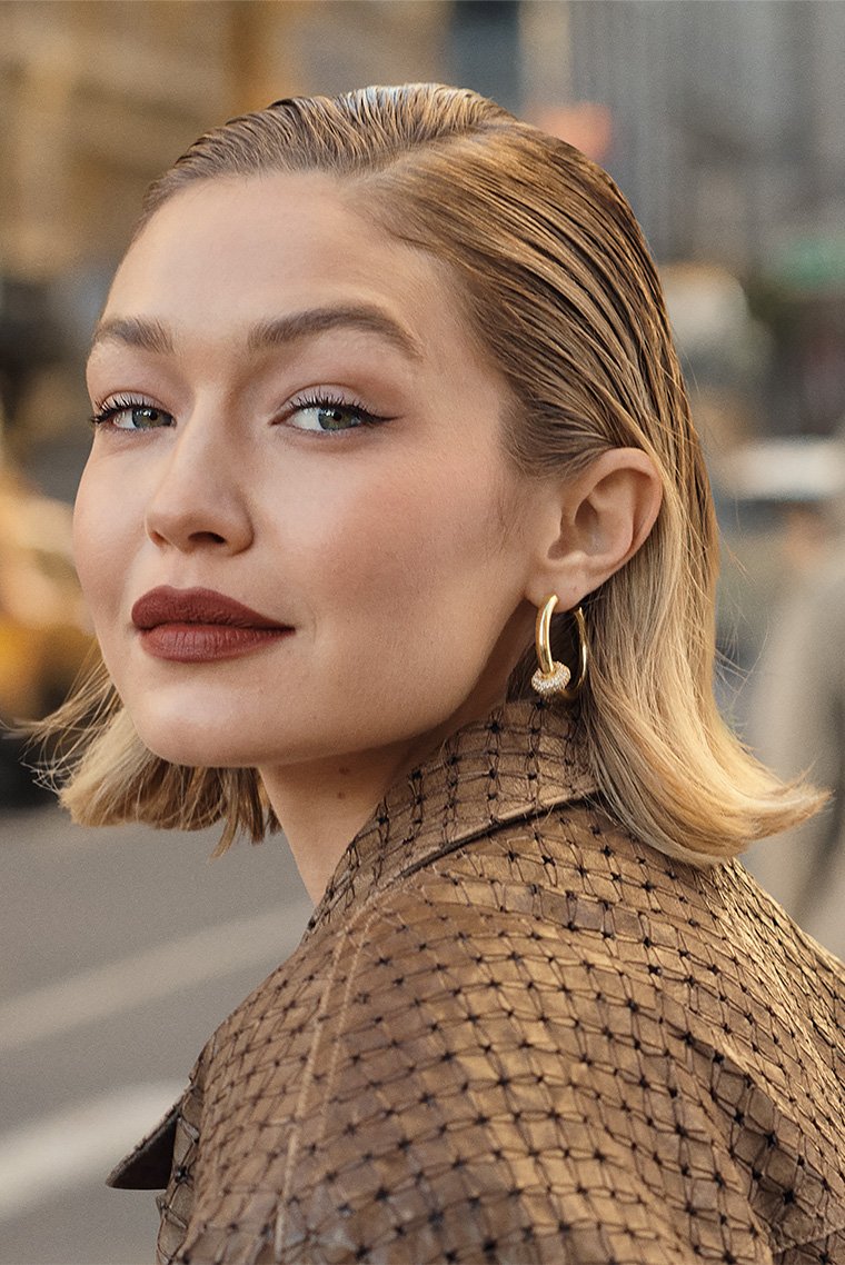 Modelka z ustami pomalowanymi Super Stay Matte Ink