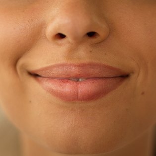 Duże zbliżenie na kobiece, uśmiechnięte usta
